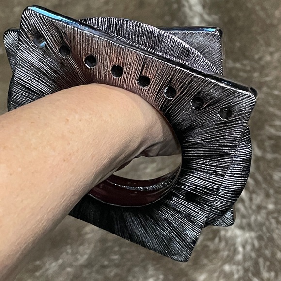 Metallic Modernist Bangle Set Of 3 Silver Bracelets Contemporary Jewelry - Picture 5 of 7